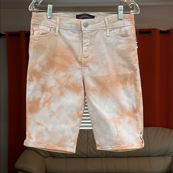 Gloria Vanderbilt Mid-Rise Bermuda Tie-Dye Shorts in Peach and White Size 8 - Picture 1 of 8